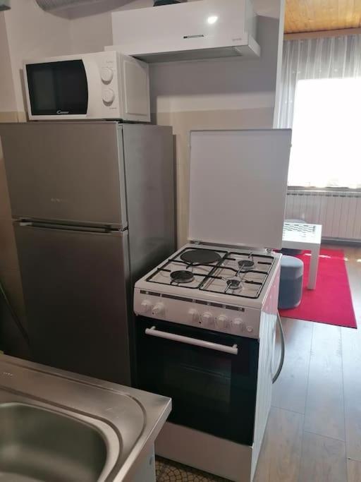 Cozy 1-Bdrm Apt In Dubec, Ideal For Work Or Study Sesvete Esterno foto