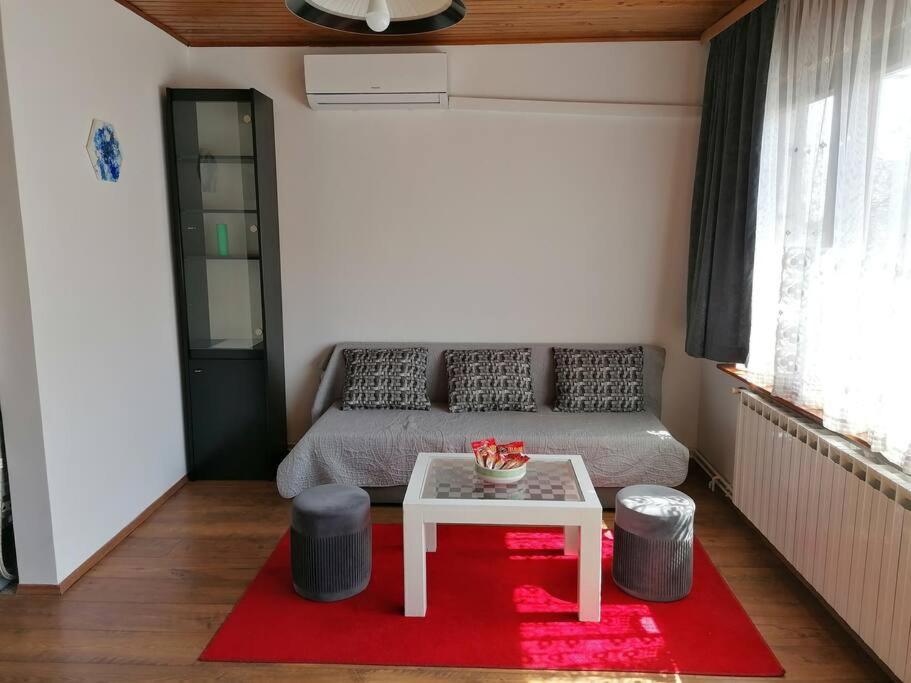 Cozy 1-Bdrm Apt In Dubec, Ideal For Work Or Study Sesvete Esterno foto