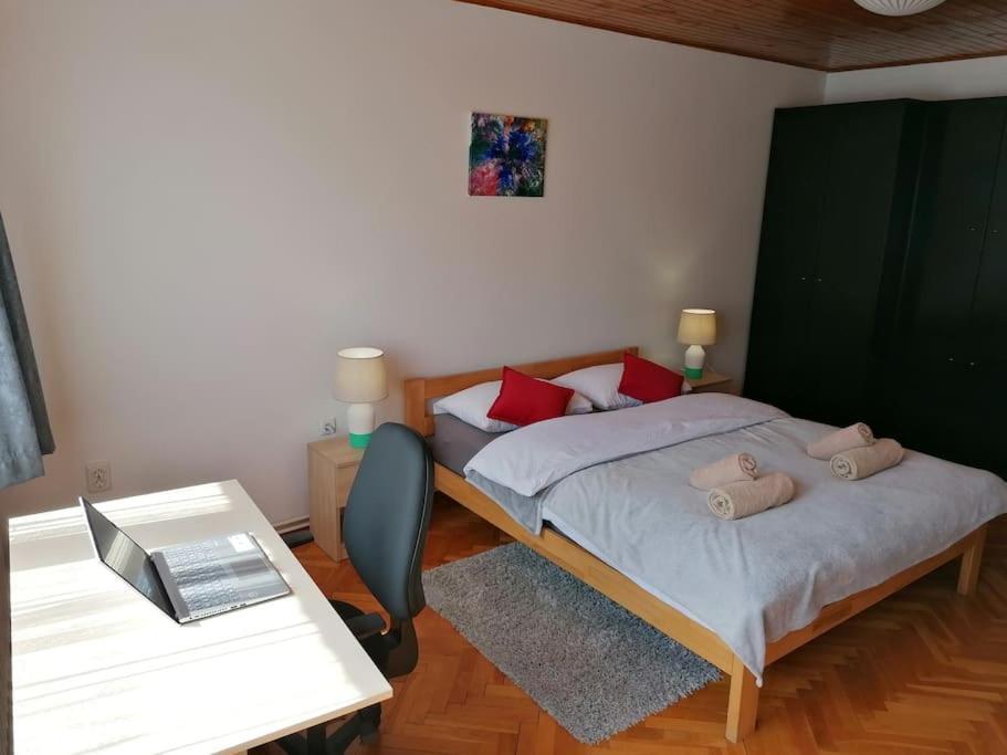 Cozy 1-Bdrm Apt In Dubec, Ideal For Work Or Study Sesvete Esterno foto
